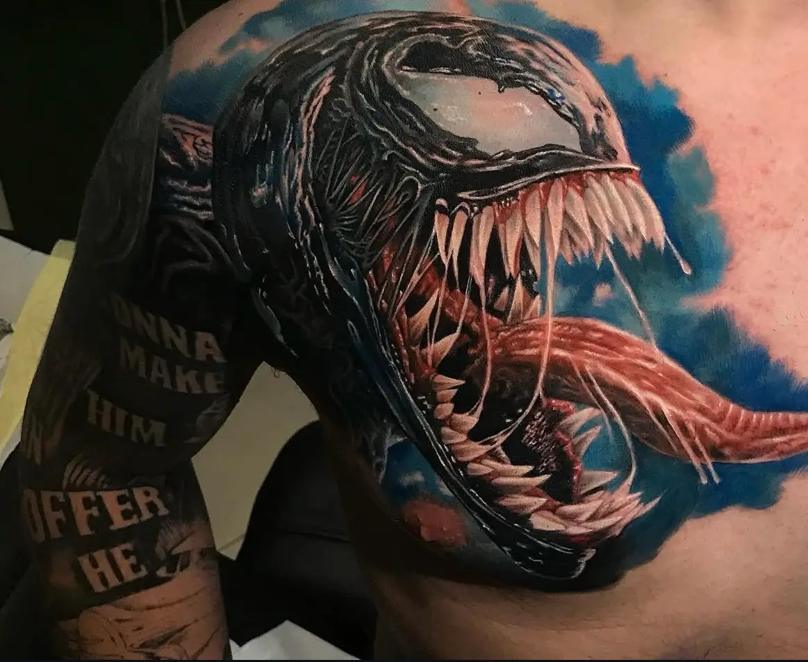 Realistische Tätowierung von Venom mit scharfen Zähnen, langer Zunge und detaillierten Gesichtszügen