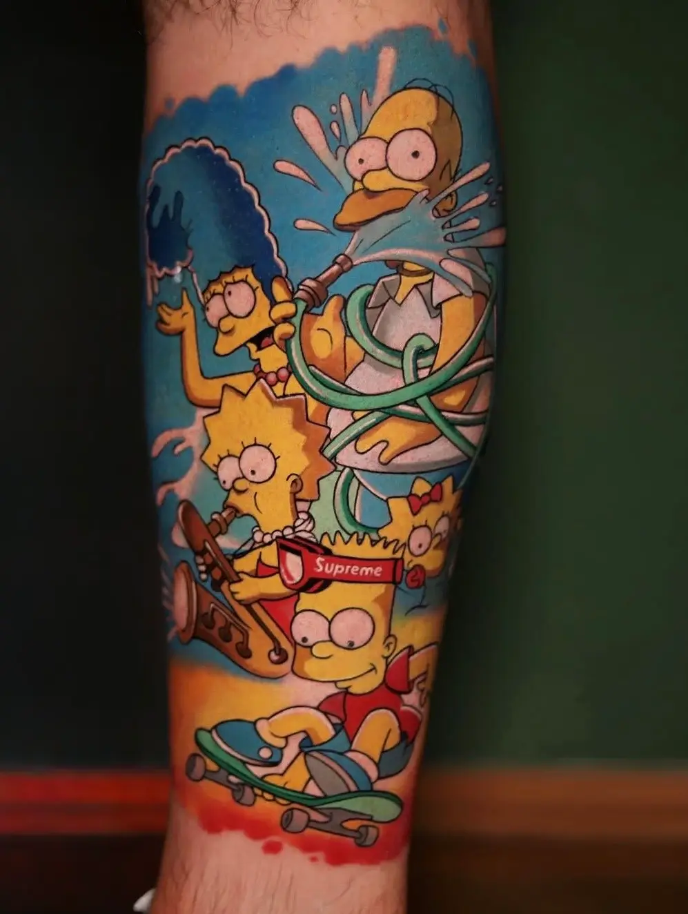 Realistische Tätowierung der Simpsons mit detailreicher Darstellung der bekannten Zeichentrickfiguren