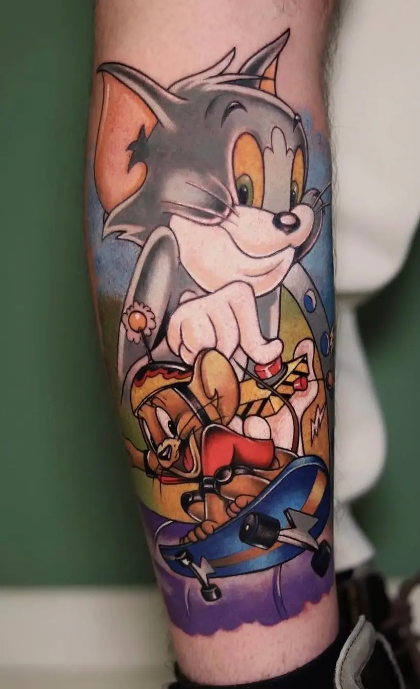Realistische Darstellung von Tom und Jerry, den bekannten Zeichentrickfiguren, als detailreiches Tattoo.