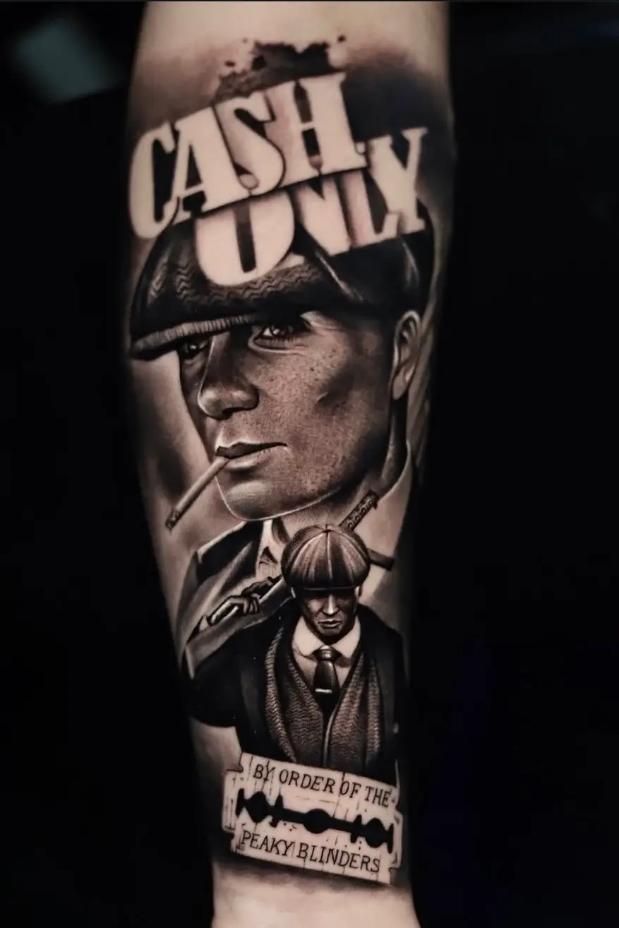 Realistische Tätowierung im Stil der Serie Peaky Blinders mit detaillierten Gesichtszügen und klassischem Gangster-Look.