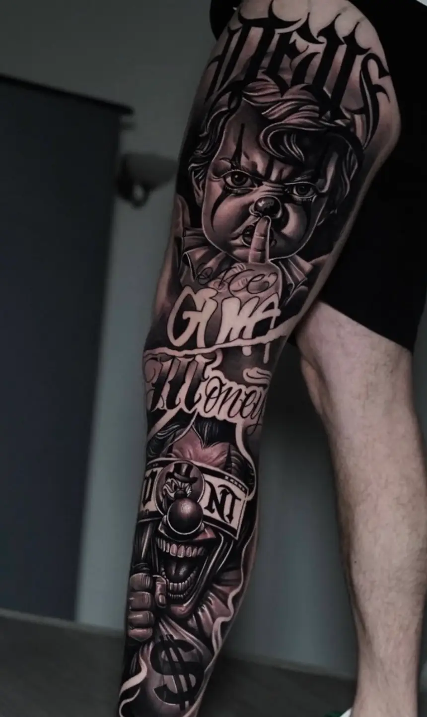 Ein detaillierte andre Tattoo auf dem gesamten Wein eines normales, dass eine wütendes Kind mit Chlor mit eine Graffiti Schriftzug und eine grosse Ton auf der Wade zeigt