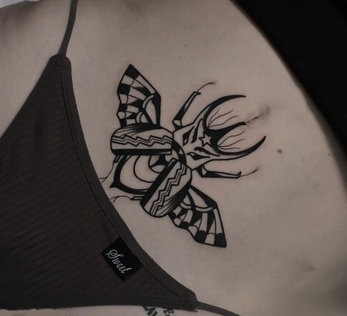 Old School Tattoo eines Nashornkäfers  im traditionelle Stil