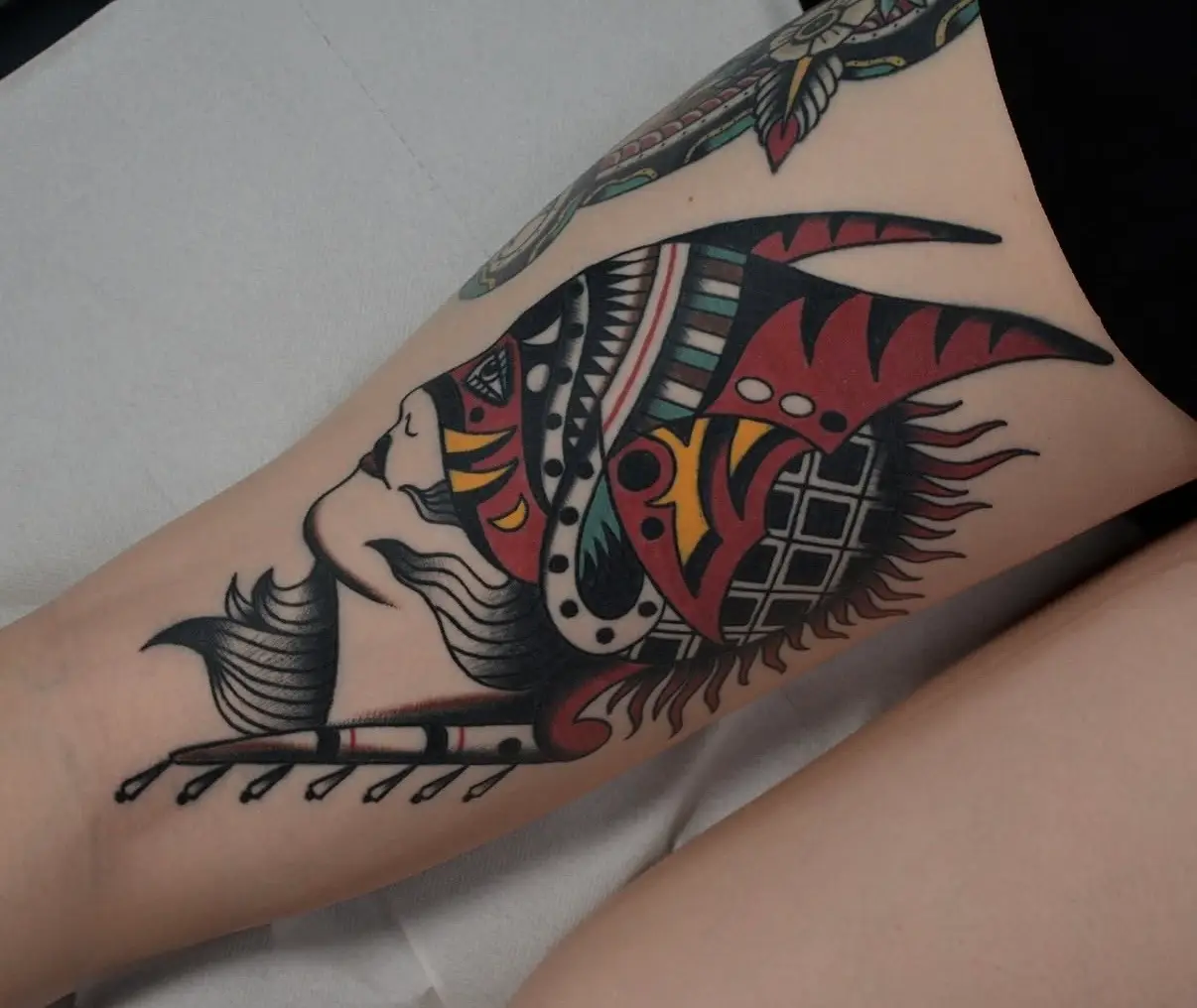 Ein traditionelles, amerikanisches Tattoo eines Frauenprofils mit einem aufwändigen