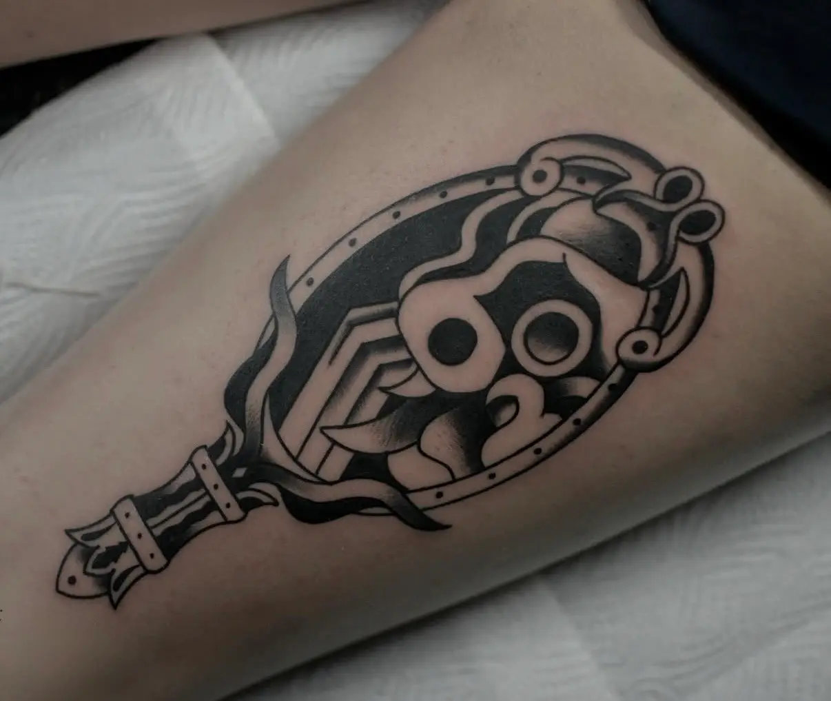 Klassisches amerikanisches Handspiegel Tattoo im Old School Stil