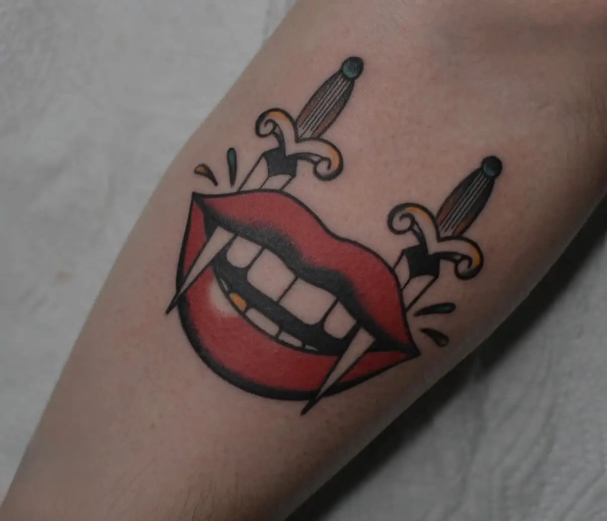 Traditionelles Vampirmund Tattoo