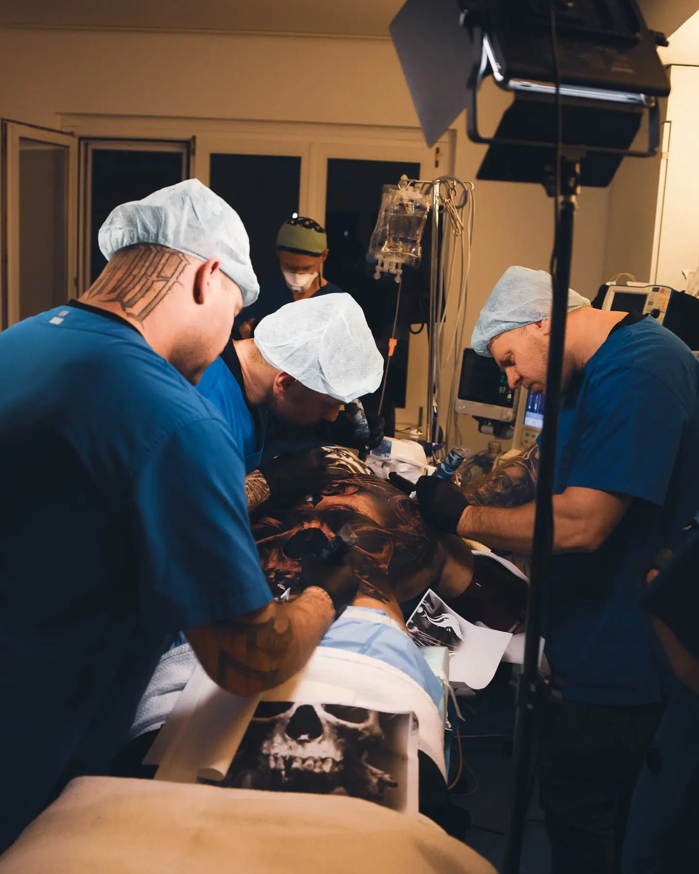 Medizinisches Team und Tätowierer arbeiten gemeinsam am Patienten